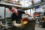 Gert knipt een belletje uit het glas.