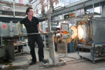 Tussendoor wordt het glas steeds opgewarmd.